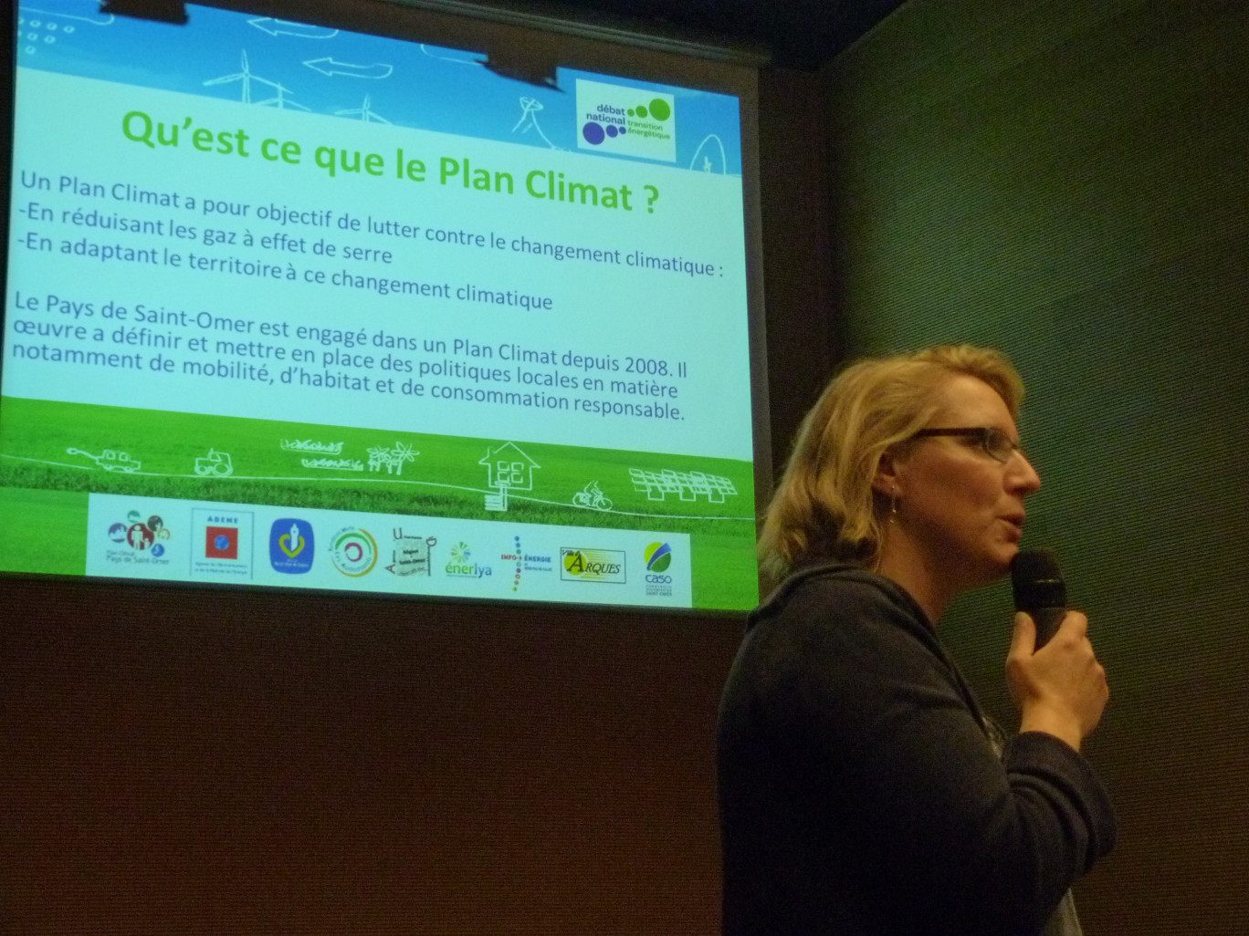 Sophie Caillerez, lors d'un débat citoyen sur la transition énergétique, médiathèque d’Arques : «Les outils du Cerdd m'aident beaucoup dans mon travail . »