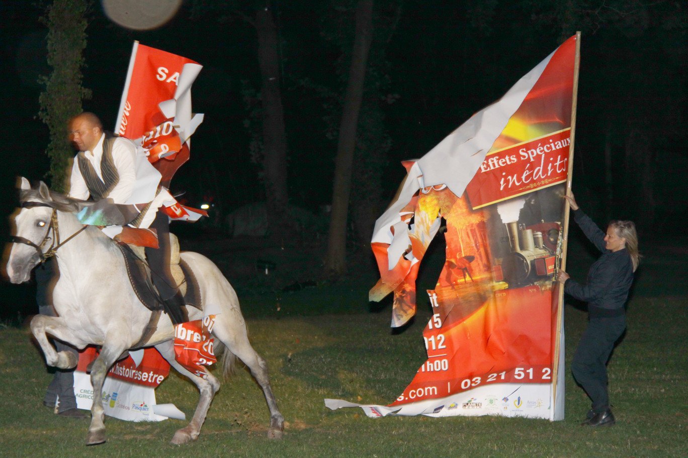 L’une des scènes marquantes : le cheval Cador qui est devenu récemment la propriété de l’Association, transperce en fin de show l’affiche géante du son et lumière Histoires & Rêves d’Artois.