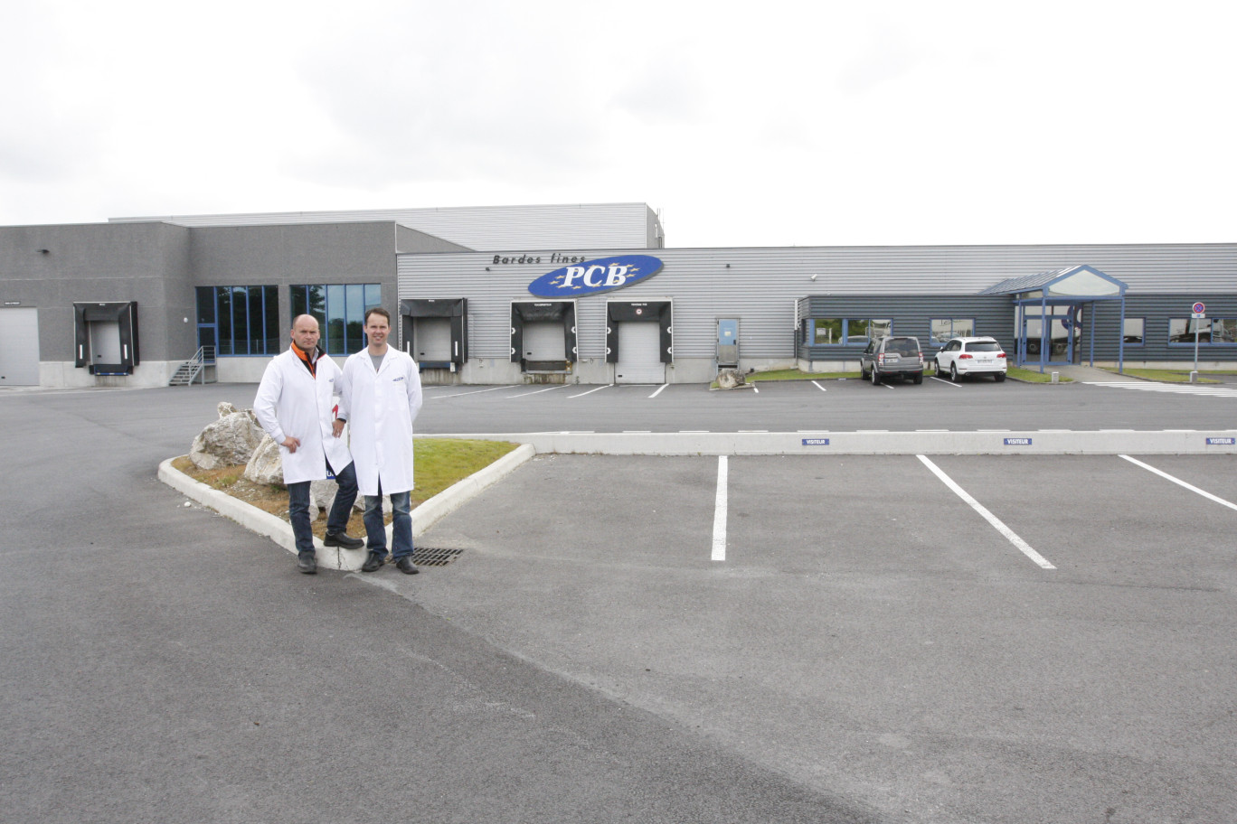 Alexis et Michaël Van de Woestyne devant les locaux de leur entreprise PCB à Vendin-le-Vieil. Sur la partie gauche de la photo, l’investissement avec l’unité de surgélation rapide.