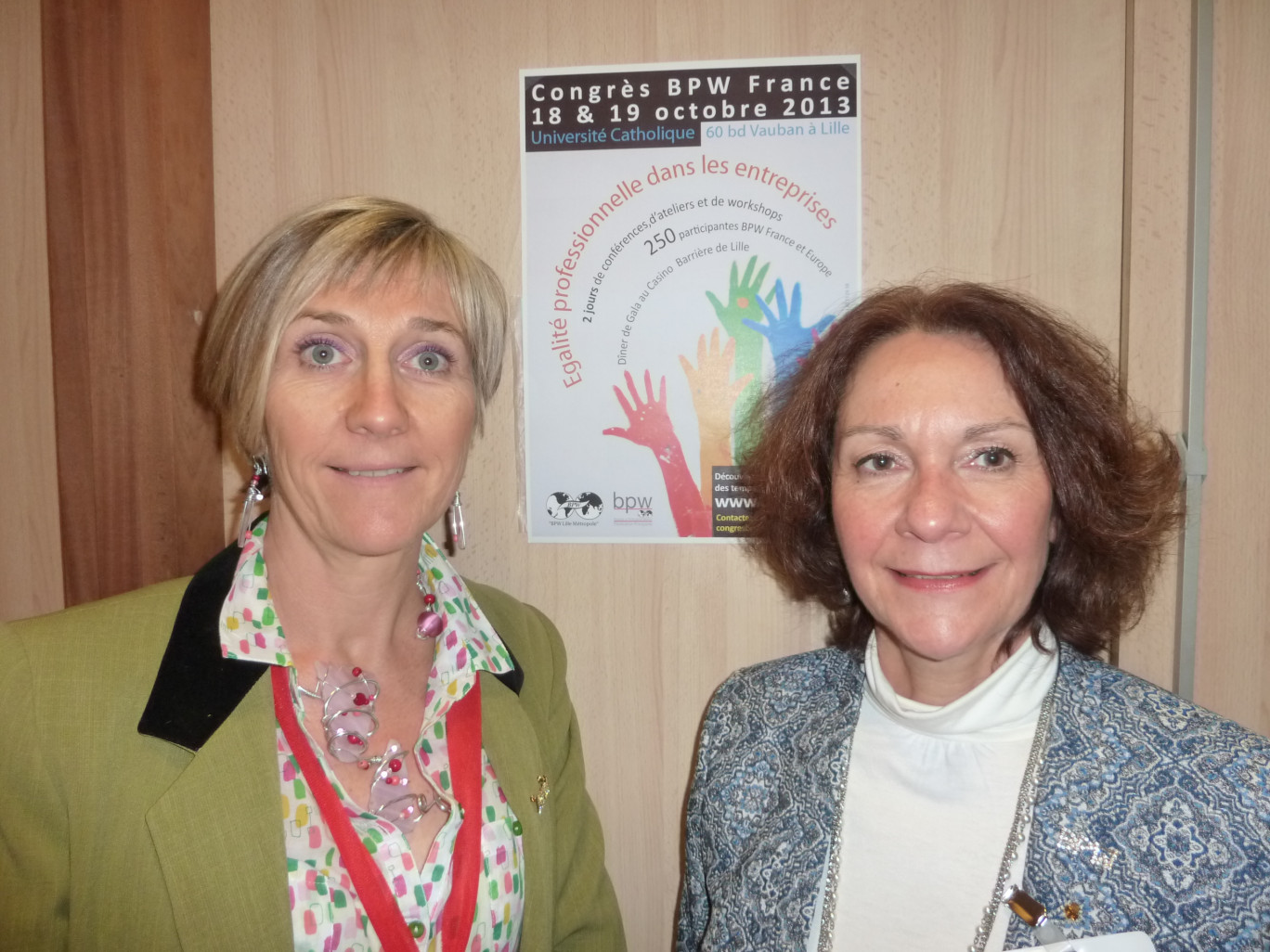 Catherine Meliet, coordinatrice du congrès, épaulée par Annie Lejeune, de l'équipe organisatrice.