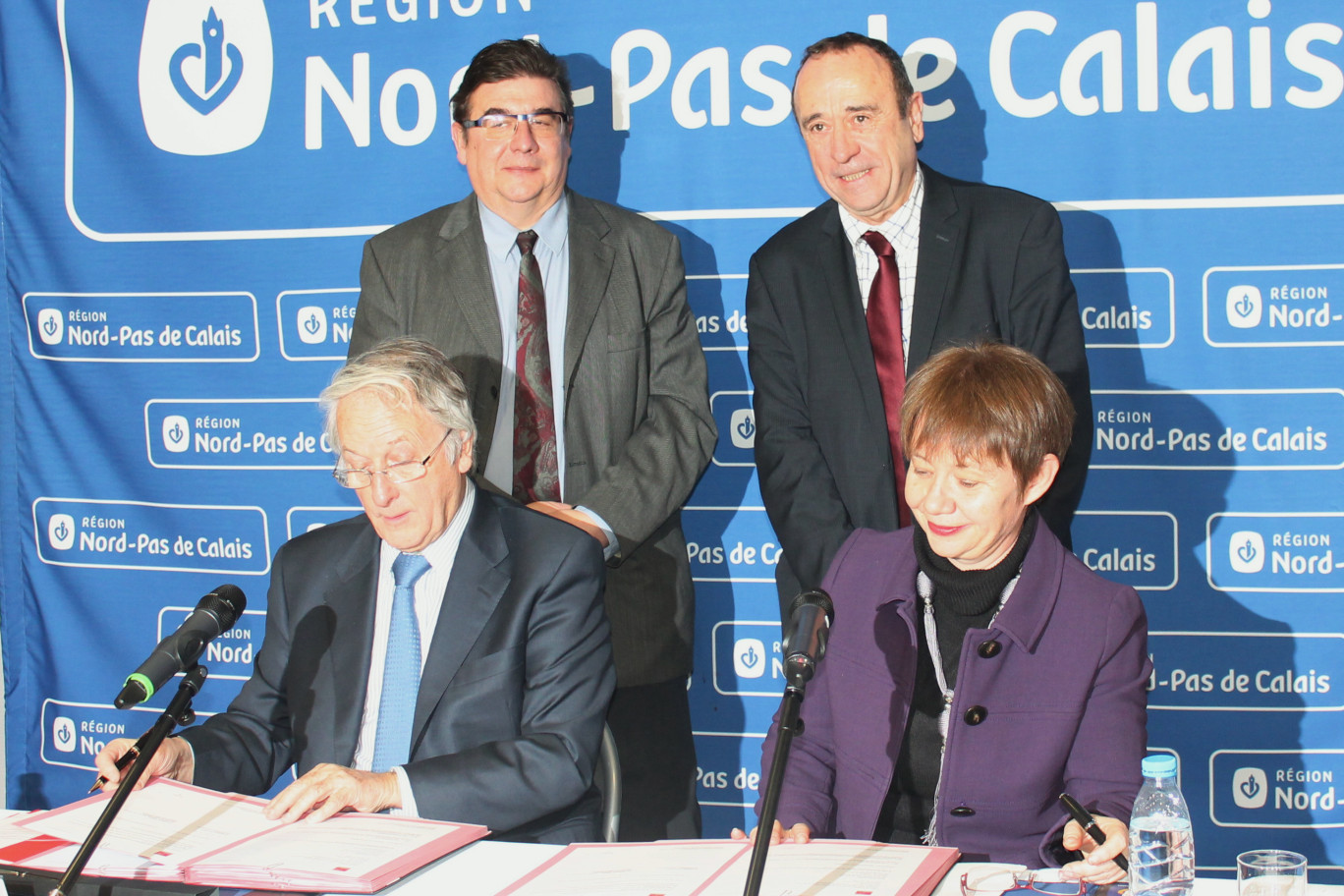 Au premier plan, de gauche à droite, Daniel Percheron et Odile Renaud-Basso, debout, Jean-Jacques Treels et Dominique Mirada.