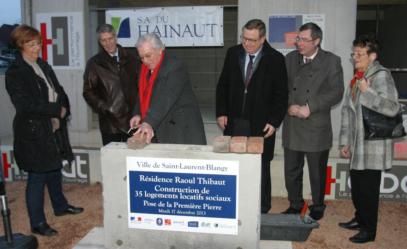 La pose symbolique de la première pierre a réuni outre les responsables de la SA du Hainaut, les élus : (à la truelle) Jean-Pierre Deleury, maire de Saint-Laurent-Blangy, Philippe Rapeneau, président de la Communauté urbaine d’Arras, et Nicolas Desfachelle, conseiller général du canton d’Arras Nord.