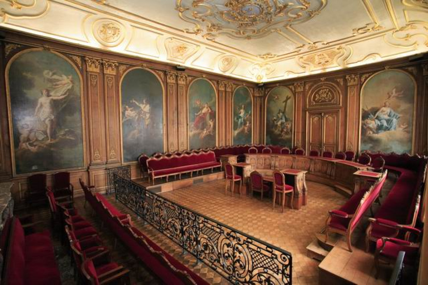 Superbe reconstitution salle d'Anchin d'une chambre de l'ancien Parlement, avec -aux murs- les allégories dela Justice. (photos CA Douai)