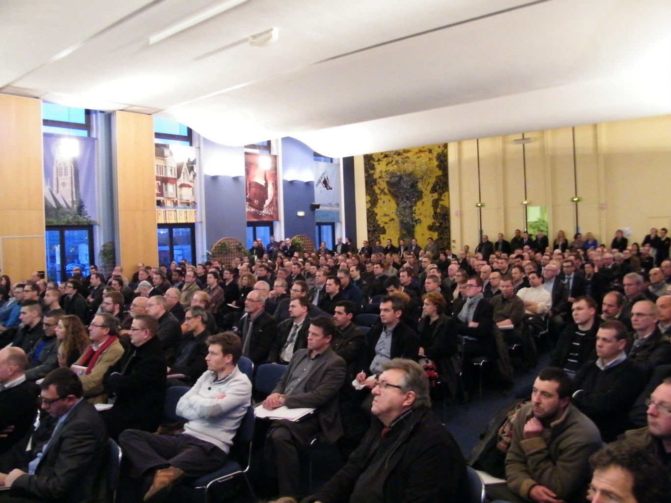 « Plus de 400 personnes sont venus écouter les cadres d'Arcelor leur présenter les travaux de rénovation du HF2 ».