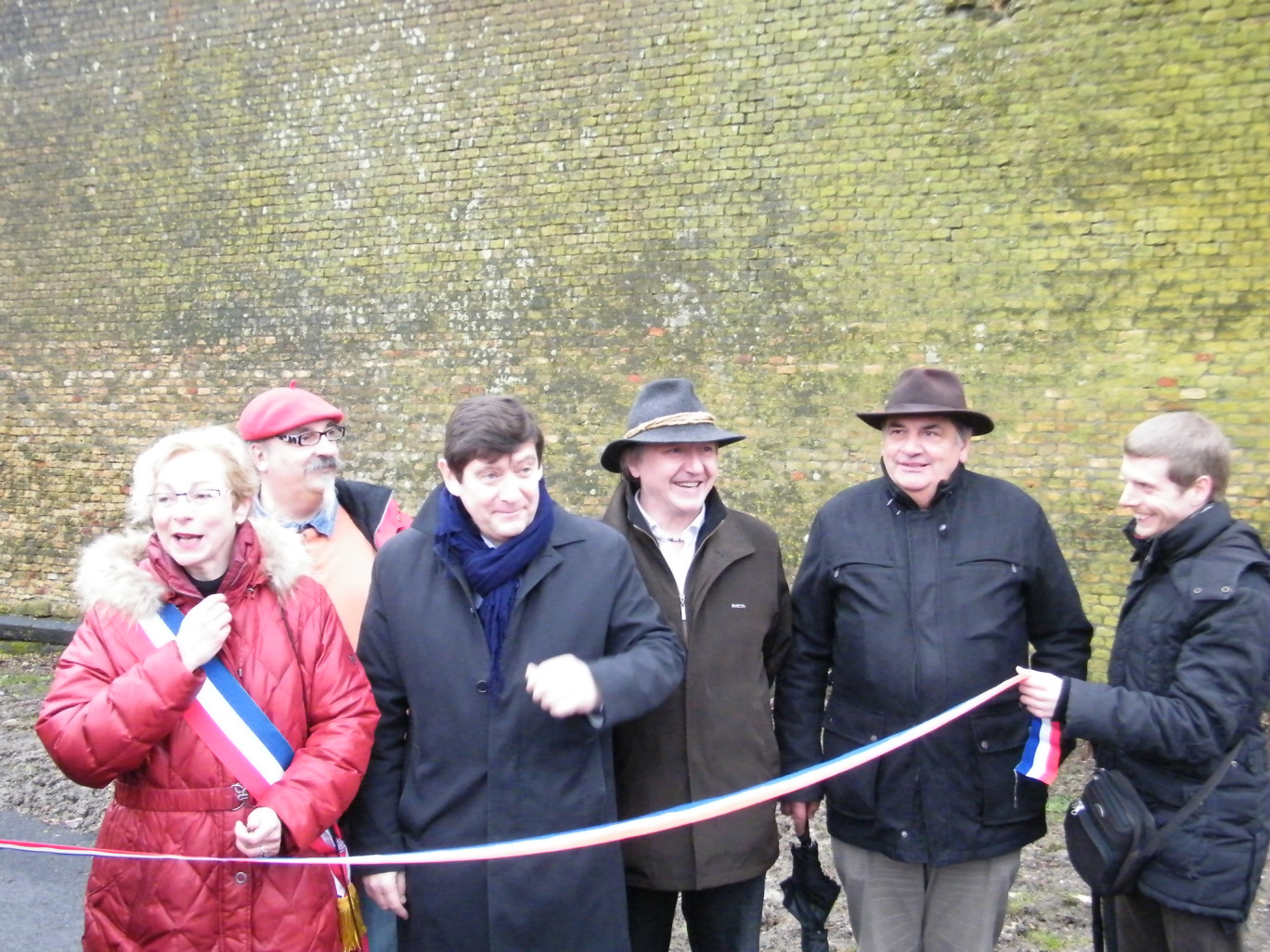 « Au centre, Patrick Kanner, président du Conseil Général du Nord lors de l'ouverture des sentiers de la citadelle de Bergues le 1er mars dernier ».