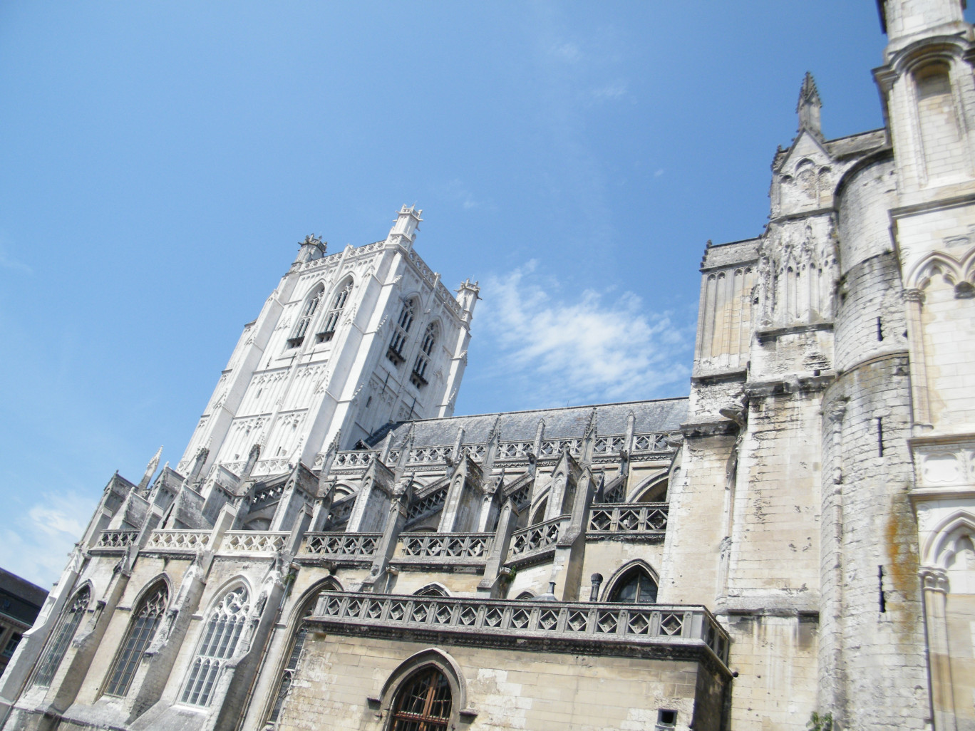 « La cathédrale gothique Notre-Dame à Saint-Omer ».