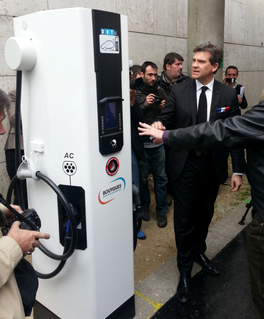 Arnaud Montebourg, ministre du redressement productif, a inauguré à Bercy la première borne de recharge rapide DBT-CEV installée par le groupe Bouygues énergies & services en partenariat avec Nissan.
