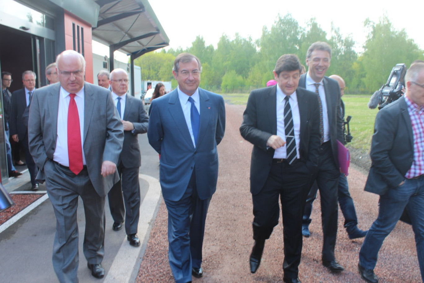 Alain Bocquet (gauche) a présenté le site à Martin Bouygues (centre) avec l’aide de Patrick Kanner heureux de retrouver, lui, « son » éléphant de la mémoire qui a finalement échoué à Arenberg où il est très utile aux tournages…