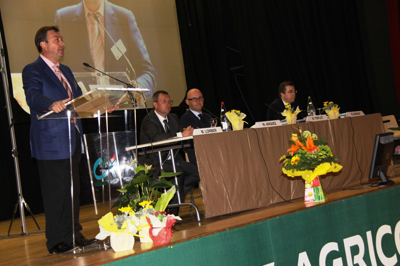 De gauche à droite : Hubert Triplet, président de la caisse locale d’Arras, Éric Lorber, directeur de secteur Artois, David Hanquez, directeur du groupe d'agences Arras Bachelet, et Frédéric Baraut, directeur général adjoint du Crédit Agricole Nord de France.