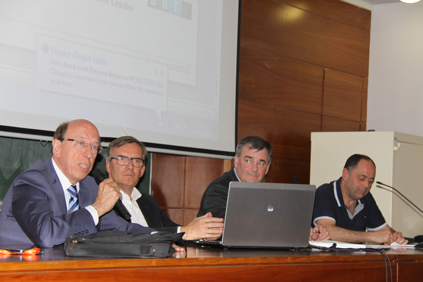 De gauche à droite, le plateau des intervenants : Jean-Marie Vanlerenberghe, président du Pays d’Artois, Hervé Borgoltz, président du groupe DBT à Brebières, Jean-Marc Devise, président du Medef Artois, dirigeant d’entreprises, et Patrice Duponchel, dirigeant de Spéciforme à Quiéry-la-Motte.