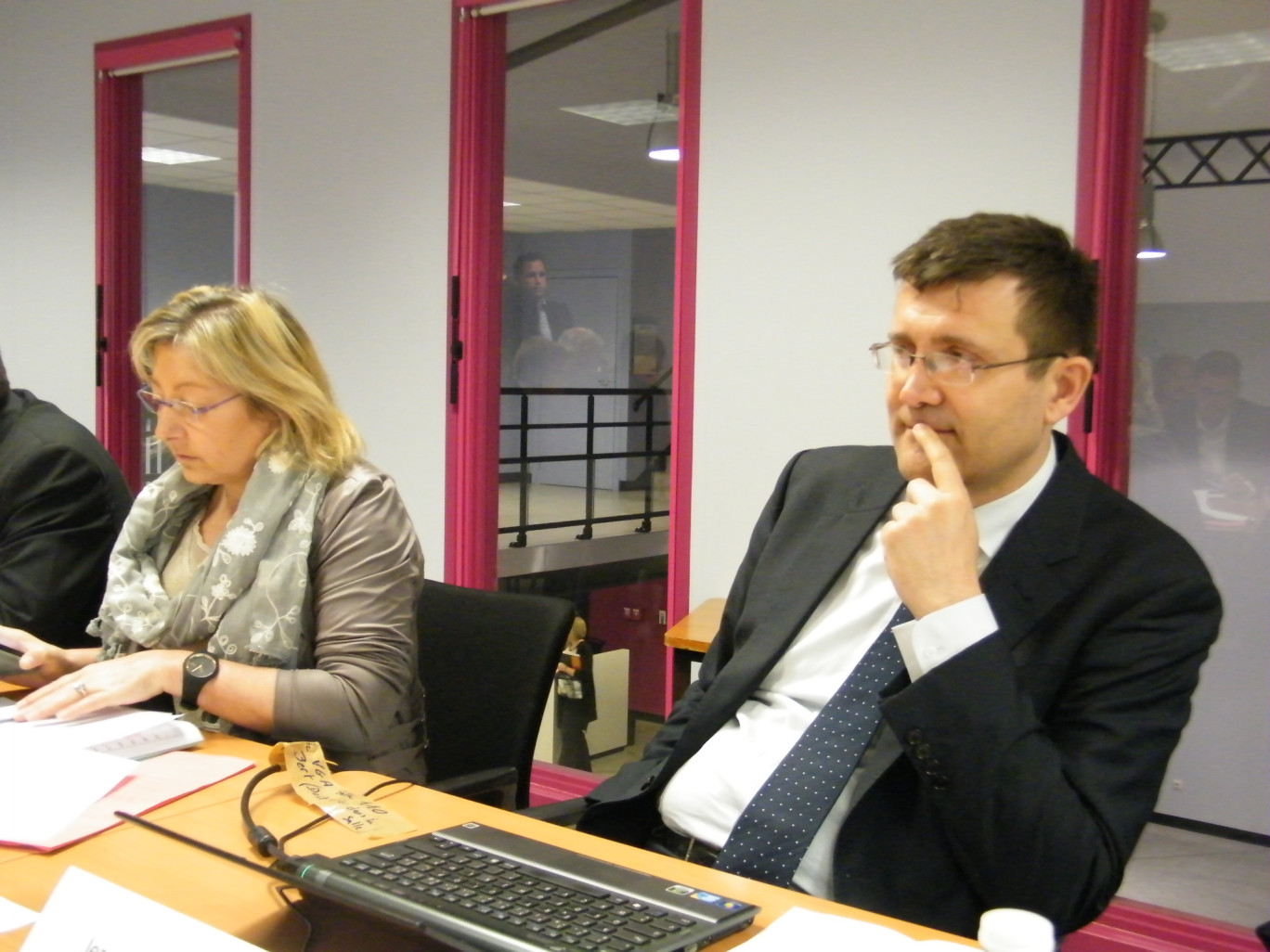 « Natacha Bouchart, sénatrice-maire de Calais et Jean-François Thibous, directeur du projet pour Calais Promotion ».