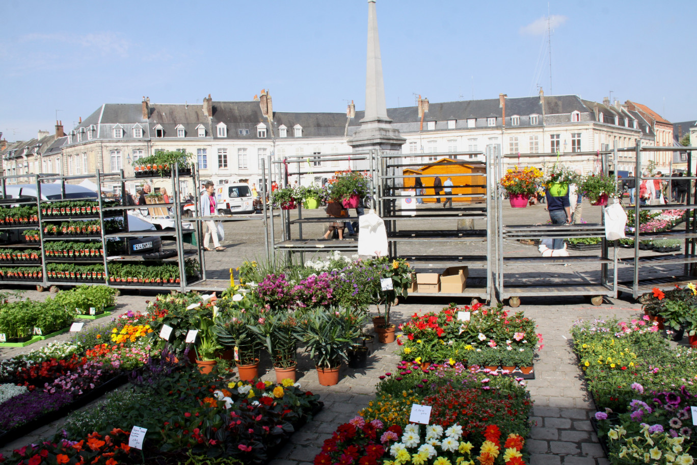 La place octogonale Victor Hugo d’Arras, ensemble architectural du XVIIIème siècle, est le lieu idéal pour accueillir chaque année le marché aux fleurs du 1er mai.