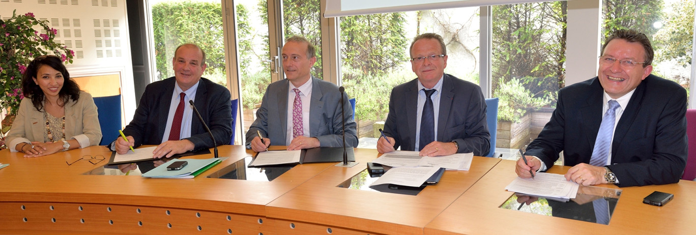Lors de la signature (de gauche à droite) : Narjiss Kara, chargée du mécénat de la Fédération nationale du Crédit Agricole, Bertrand Gosse de Gorre, président du Point Passerelle Nord de France, Luc Denis, responsable régional solidarité d’EDF, Bernard Pacory et François Macé, respectivement président et directeur général du Crédit Agricole Nord de France.
