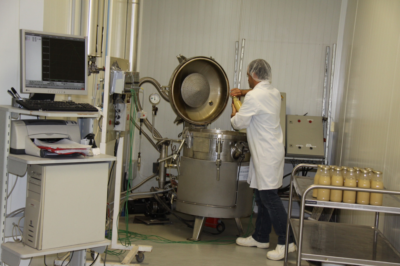 Adrianor possède tous les équipements permettant de dérouler un processus de fabrication complet et de procéder au fil de celui-ci, aux tests et analyses réglementaires et indispensables.