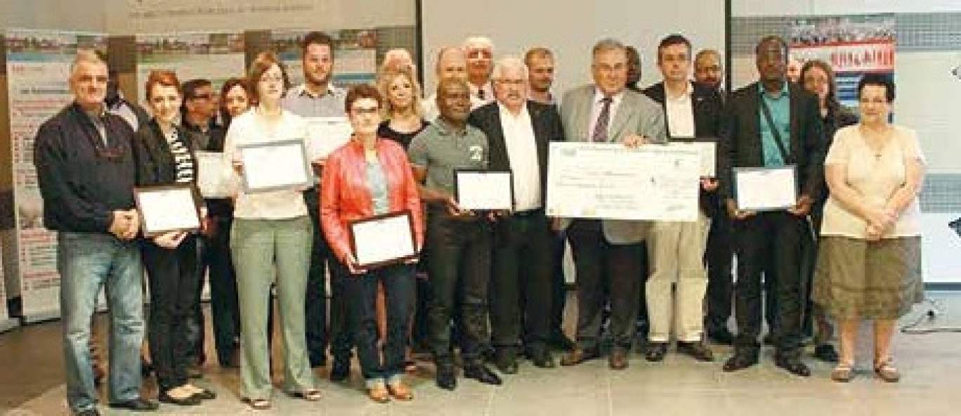 Les récipiendaires autour du président de la CAC et du président de l’association Jean-Claude Saint-Aubin, tenant un chèque symbolique.