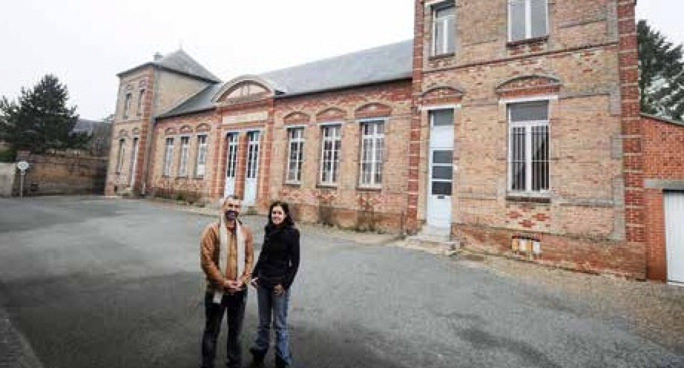 Sandrine Lebrun et Jean-Christophe Parquier devant Le Préô de Saint-Riquier, dont les portes s'ouvrent une heure avant les représentations pour offrir un moment convivial aux spectateurs.