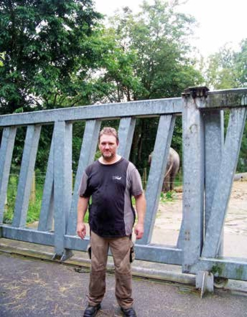 Être soigneur au secteur éléphants, c'est ramasser 100 kg d’excréments par jour.