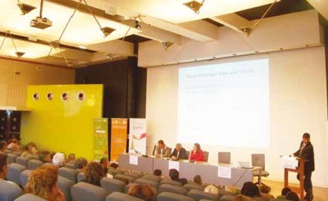 Les partenaires institutionnels répondent aux voix qui s’élèvent dans la salle contre la baisse des subventions aux associations, le manque de prise en compte des associatives rurales,etc.