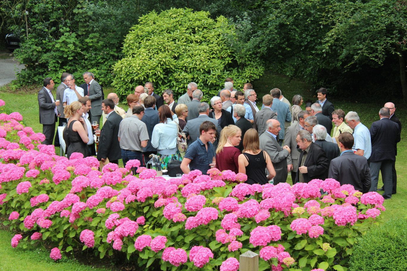 Après l'AG et le passage de témoin, les membres de droit partagent le verre de l'amitié dans le parc du Château Luthun.