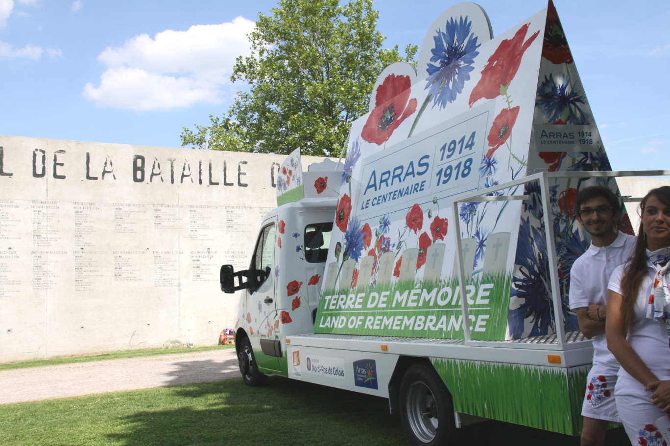 Deux véhicules, un monospace et un camion « char » avec cinq hôtesses, seront présents dans la caravane publicitaire.