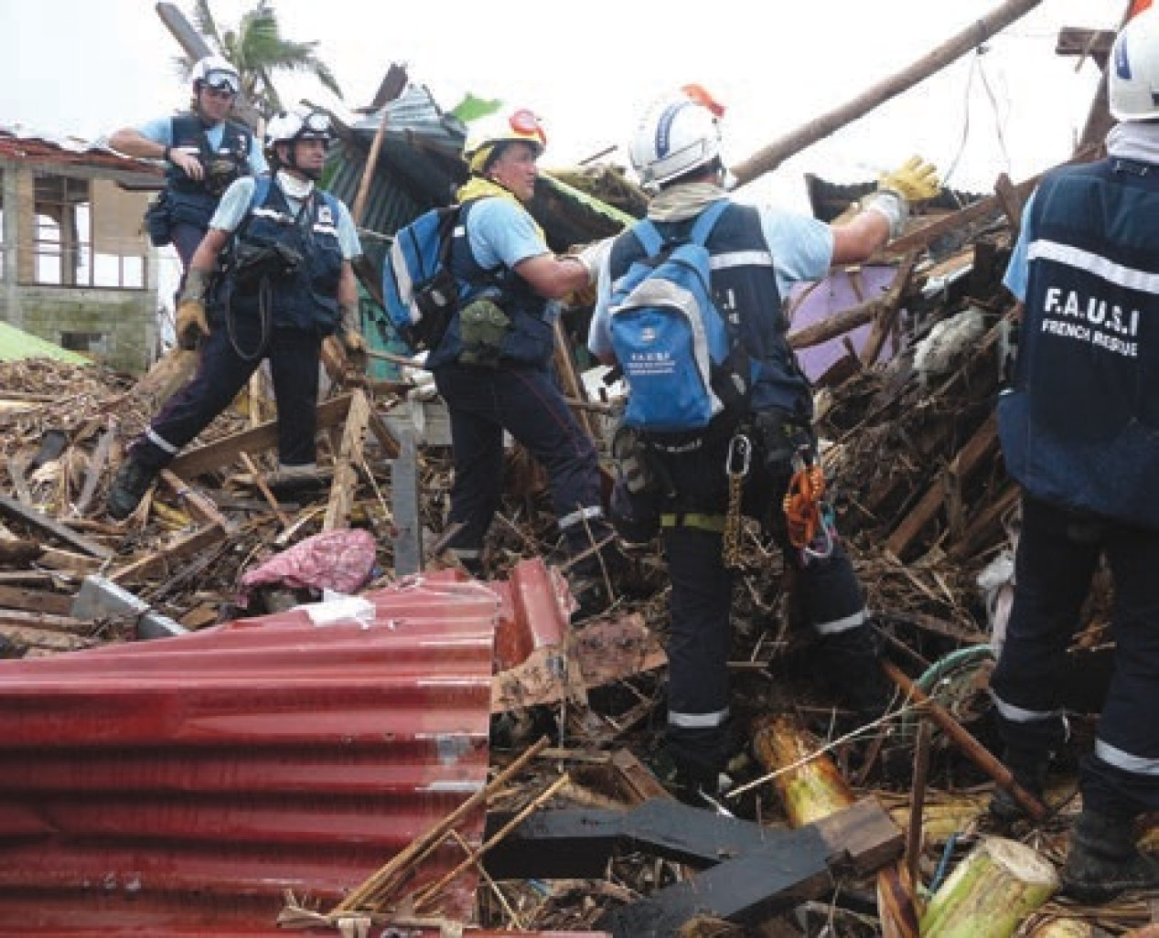 Une équipe de Fausi en novembre dernier dans la ville de Tacloban, aux Philippines, durant une recherche de victimes dans une habitation.