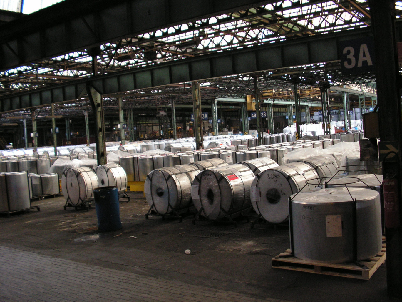 Sur le site industriel de Solesmes : des bobines de fils prêtes à l’expédition.