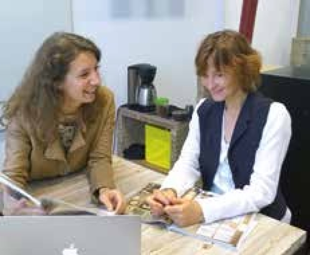 Isabelle Bully (à gauche) et Anne Debertonne ont appris les techniques numériques sur le tas.