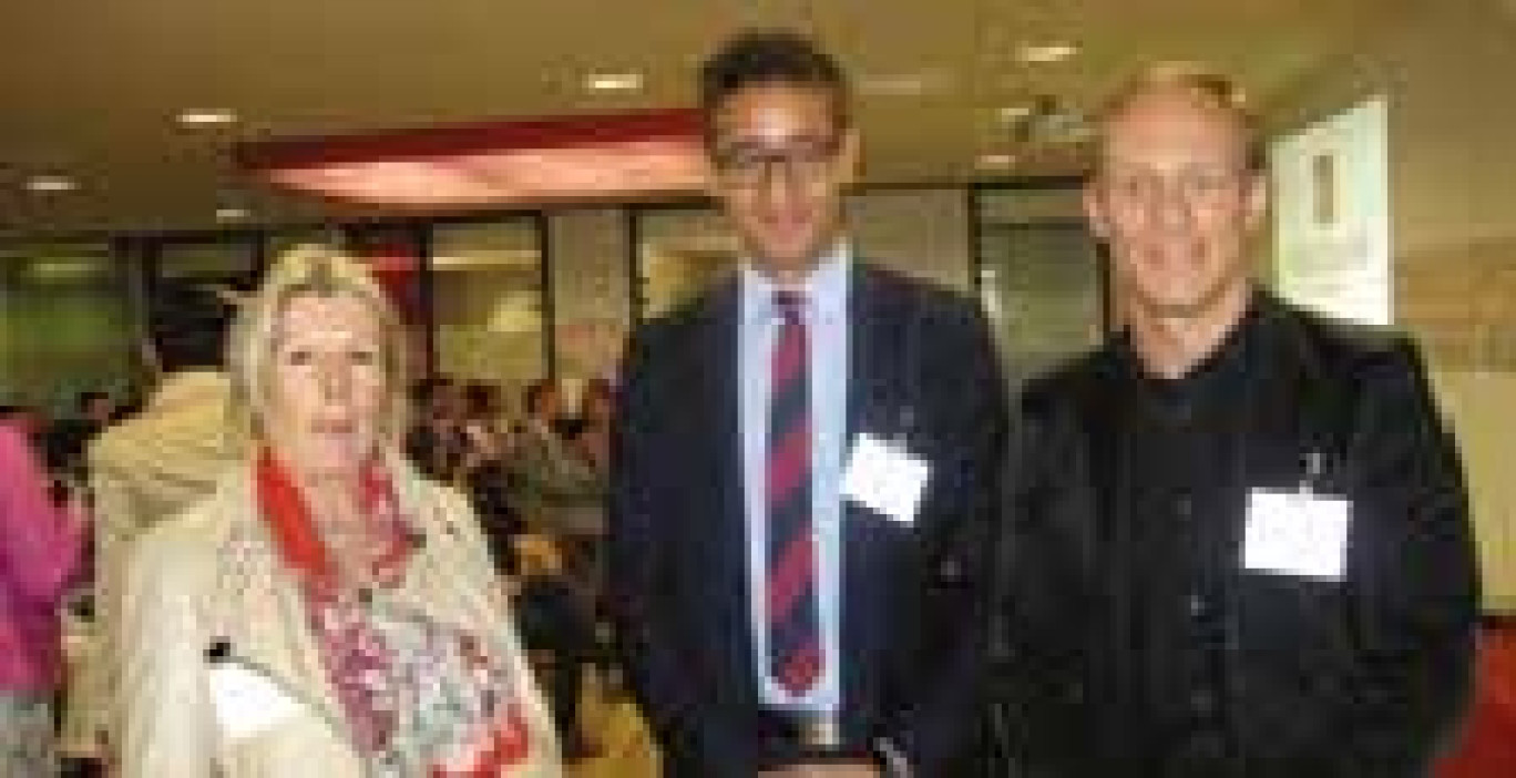 Au centre Yassine El Maqdade, 22 ans en Master 2 à France Business School entouré de Brigitte Riahi et Jérôme Delavière, responsables d’apprentissage.