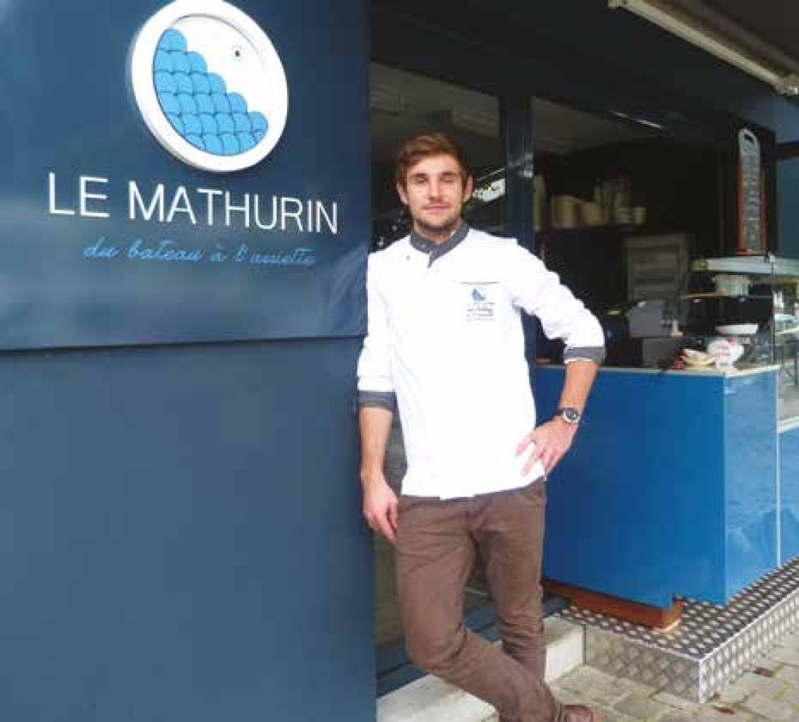 Pierre-Alain Delaby cuisine devant les clients le poisson pêché la veille par son père et son frère.