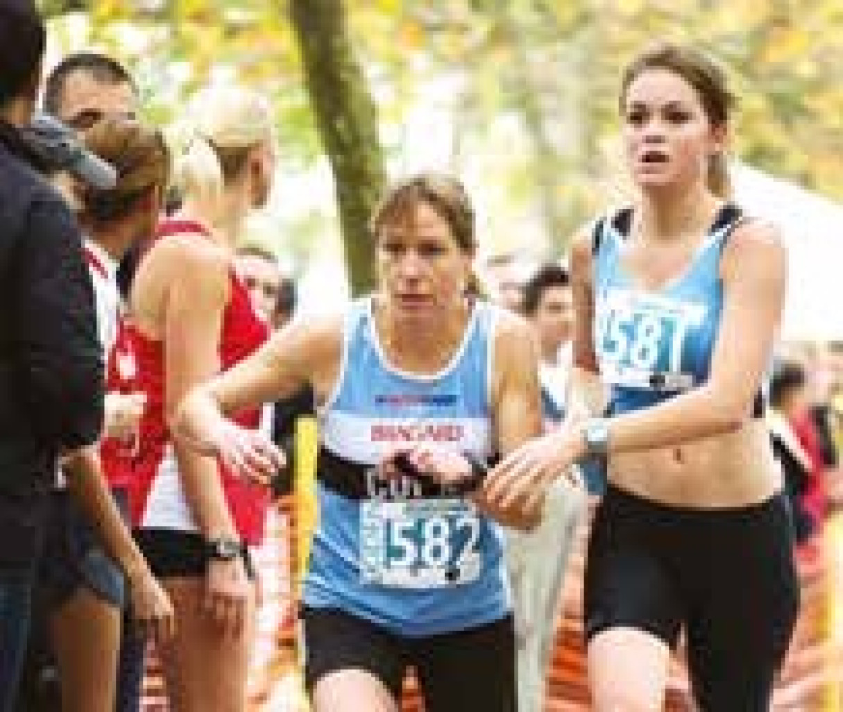 Passage de témoin (un chouchou) entre deux relayeurs de l’équipe féminine du COHM, future Championne de Lorraine.
