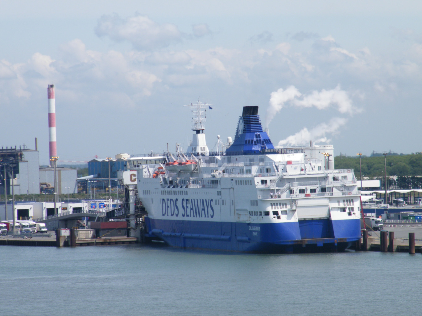 « Un des deux navires de DFDS au port de Calais »
