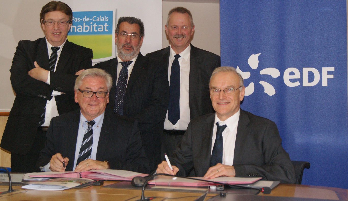 Les deux signataires sont de gauche à droite : Jean-Claude Leroy, président de Pas-de-Calais habitat, également sénateur et vice-président du Conseil général, et Alain Laruelle, directeur EDF commerce région Nord Ouest ainsi que et les participants : Jean-Michel Stécowiat, directeur général de Pas-de-Calais habitat, Jean-Louis Cottigny, vice président de Pas-de-Calais habitat, conseiller général, et Fabrice Crépin, directeur général adjoint.