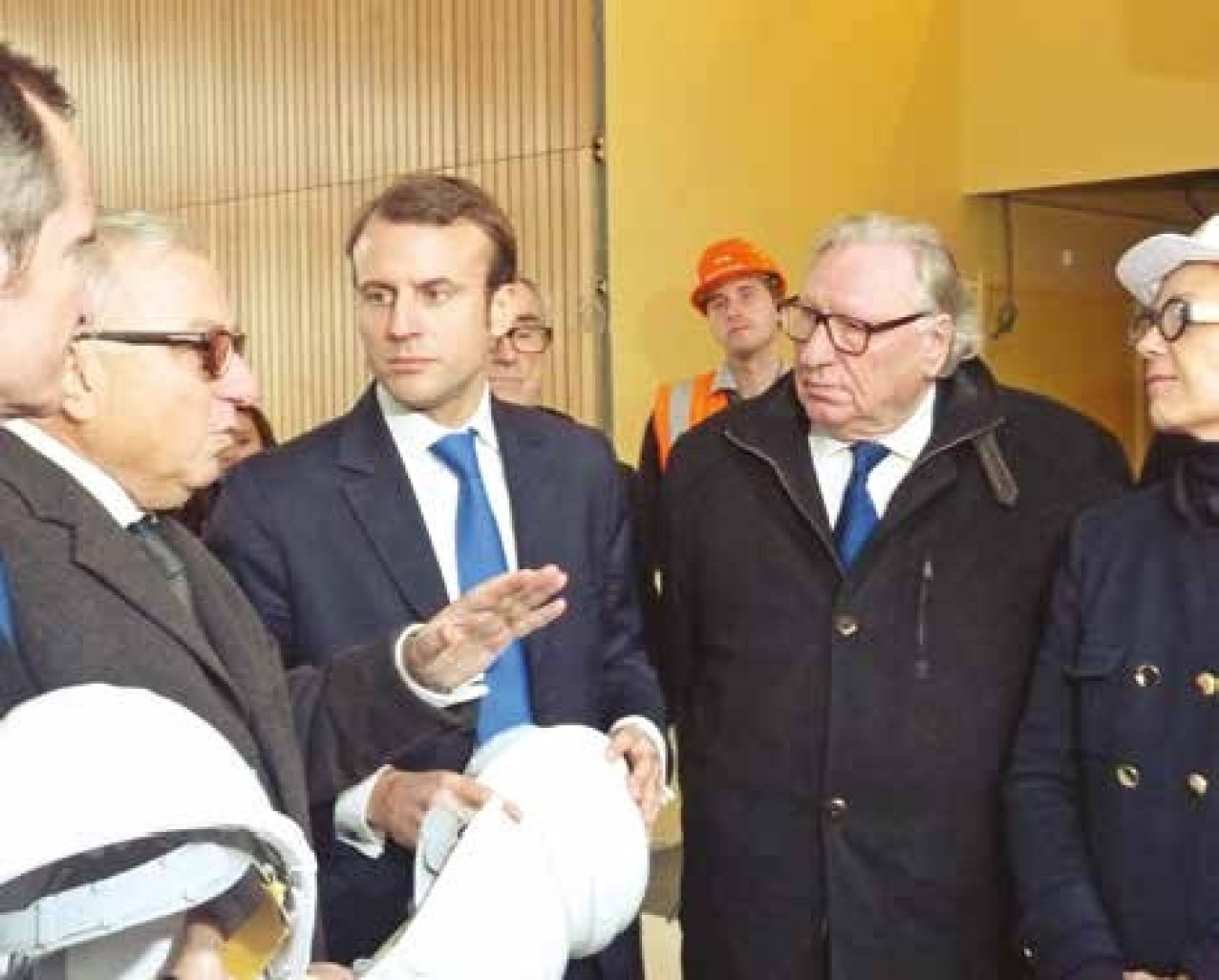 Emmanuel Macron a écouté avec attention les explications du président de la région sur le projet Industrilab.