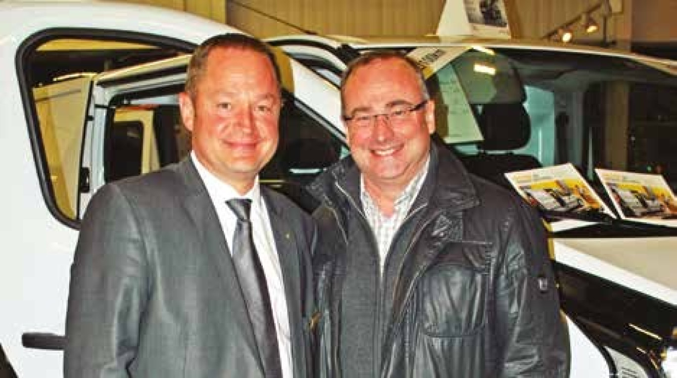 Emmanuel Lanos, directeur de la concession Renautl Gueudet Sarva et Patrick Selle, chef de l’entreprise Cegelec Amiens Réseaux.