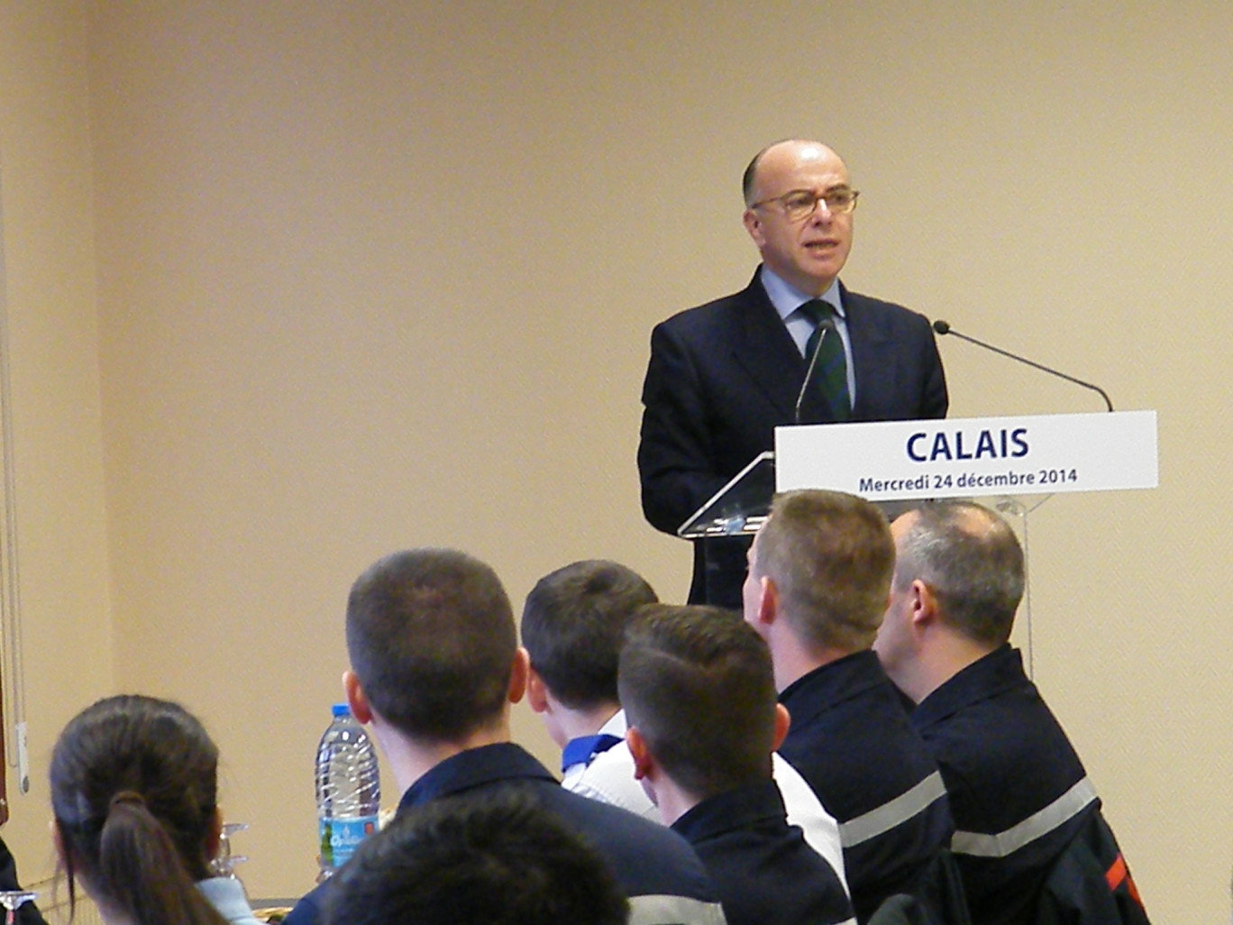 « Le ministre de l'intérieur Bernard Cazeneuve à Calais le 24 Décembre dernier devant les gendarmes ».