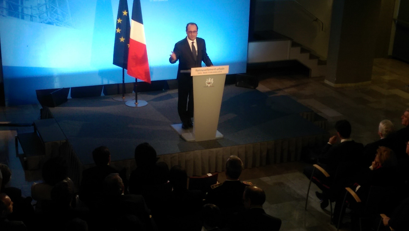 « François Hollande devant les élus du Nord-Pas-de-Calais à Lens le 16 décembre 2014 ».