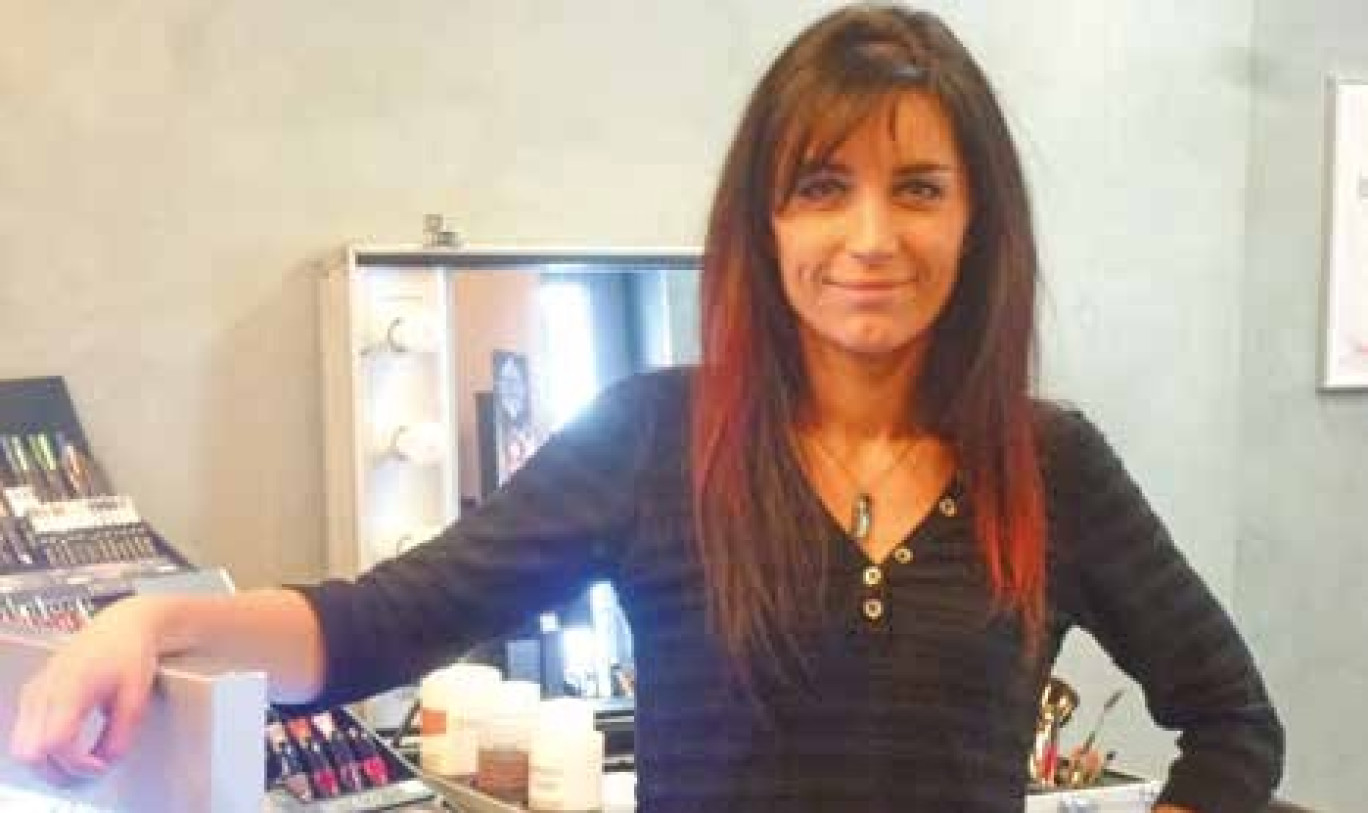 Marjorie Hernandez, coiffeuse, visagiste et maquilleuse allie passion et professionnalisme.