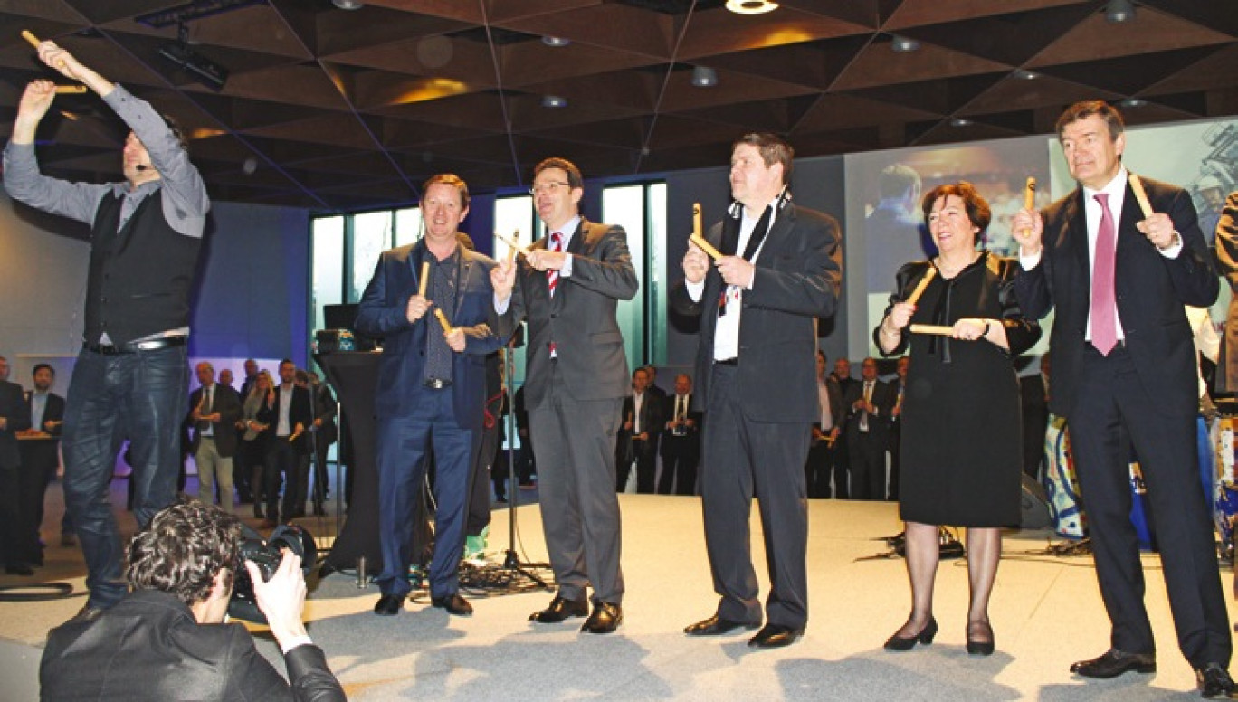 Des vœux 2015 très percutants : Alexis Devillers, Frédéric Motte, Alain Rigaud, Yvonne Tassou et Philippe Hourdain se libérant au rythme joué avec des claves, cylindres de bois plein et résonant, frappés l’un contre l’autre.