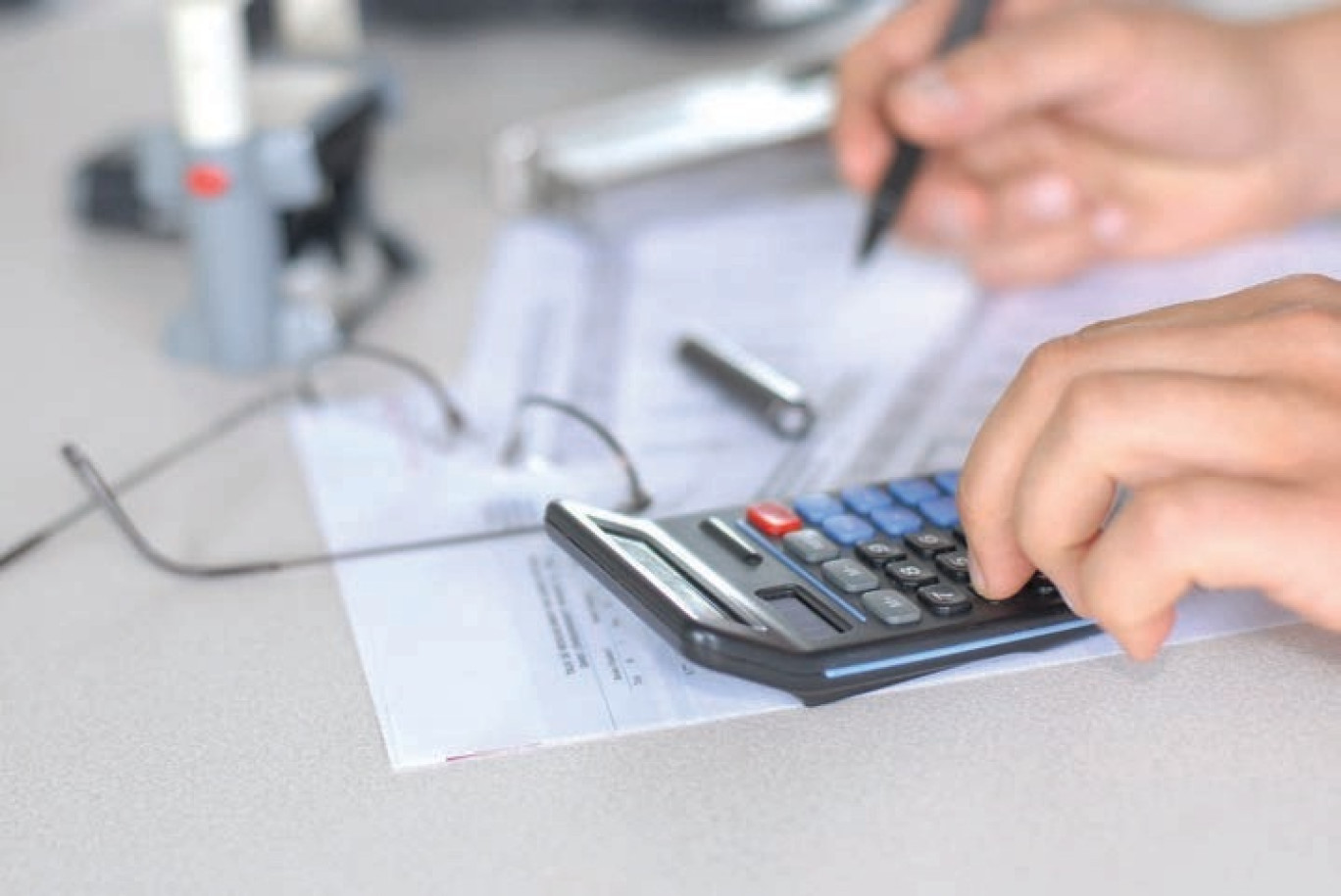 Les nouvelles dispositions visent les entreprises de moins de dix salariés ou les travailleurs indépendants et concernent tant le contrôle sur place que celui sur pièces.