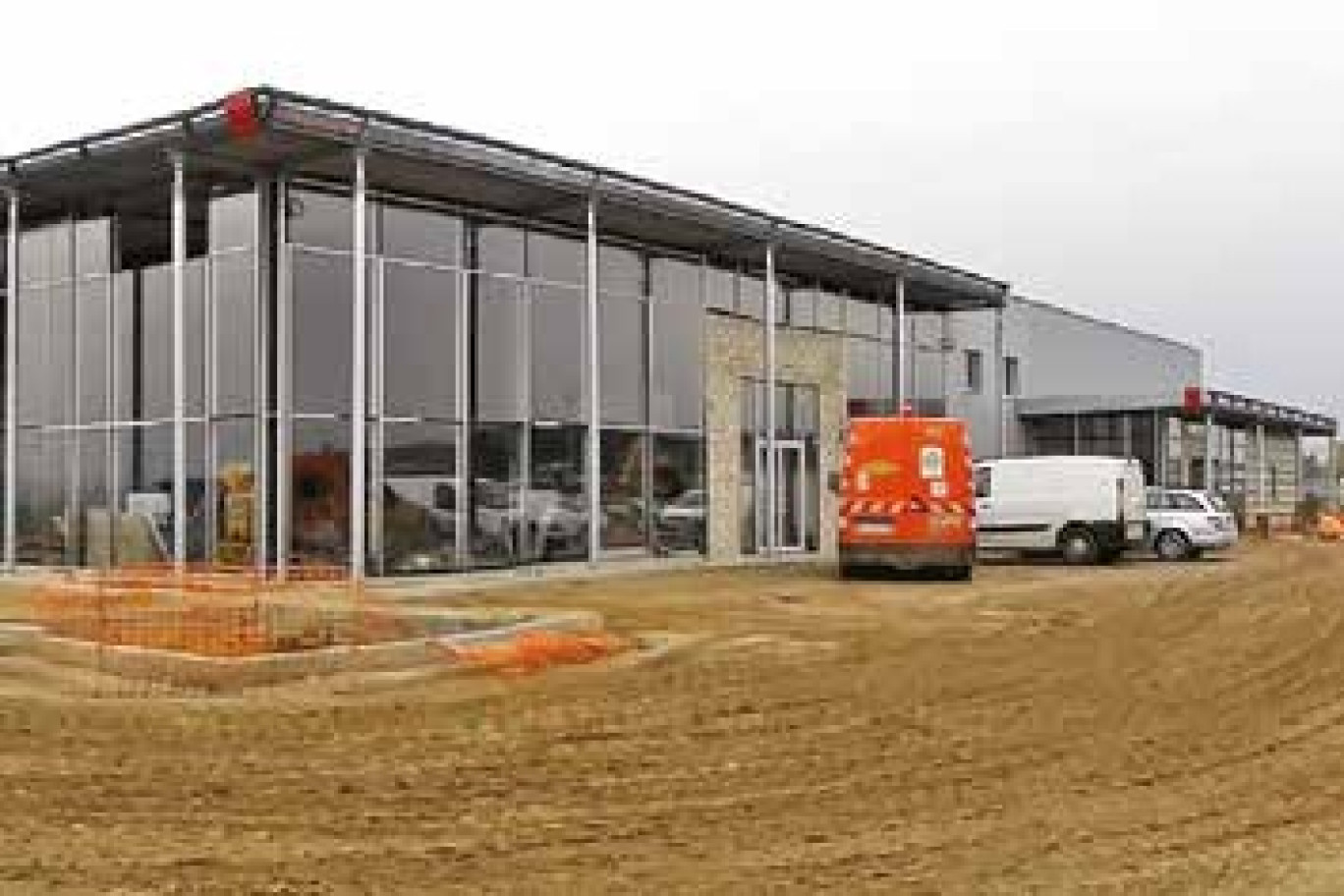 L'ensemble du site Cetif comprend un atelier de mécanique poids lourds de 1 250 m², un atelier de carrosserie-peinture de 312 m² et un hall d’exposition de 250 m².