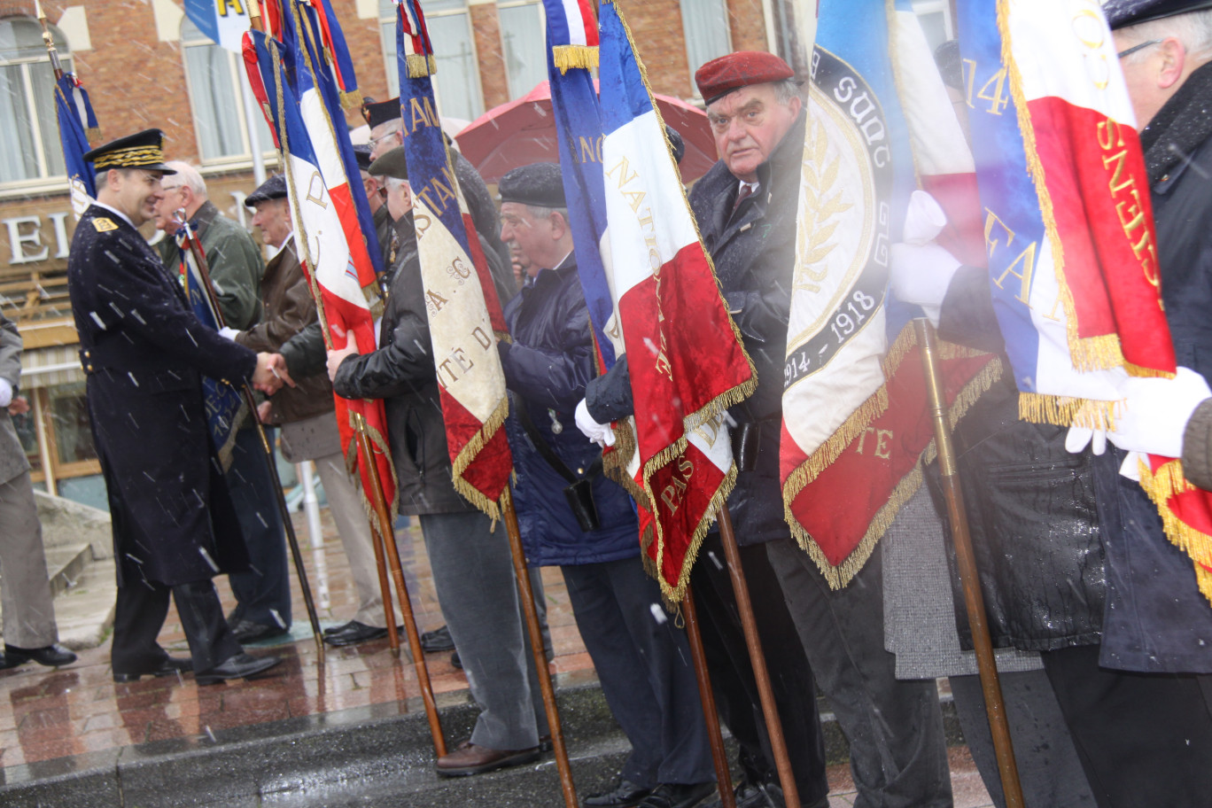 La première sortie du préfet dans le Pas-de-Calais sous la neige en mars 2012 lors du dépôt d’une gerbe au monument aux morts place Foch à Arras, comme le veut la tradition républicaine.
