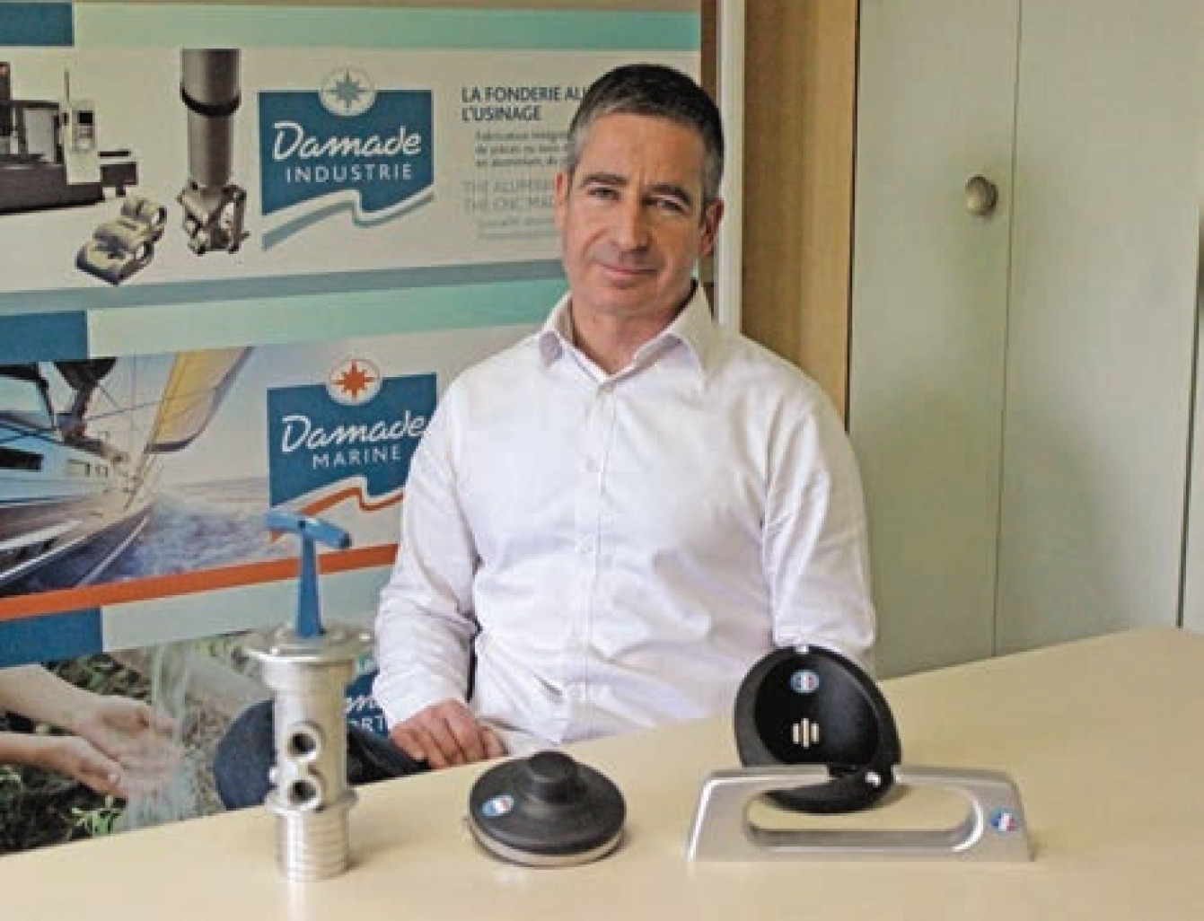 Sylvain Brun devant quelques-uns des produits qui ont vu le jour chez Damade.