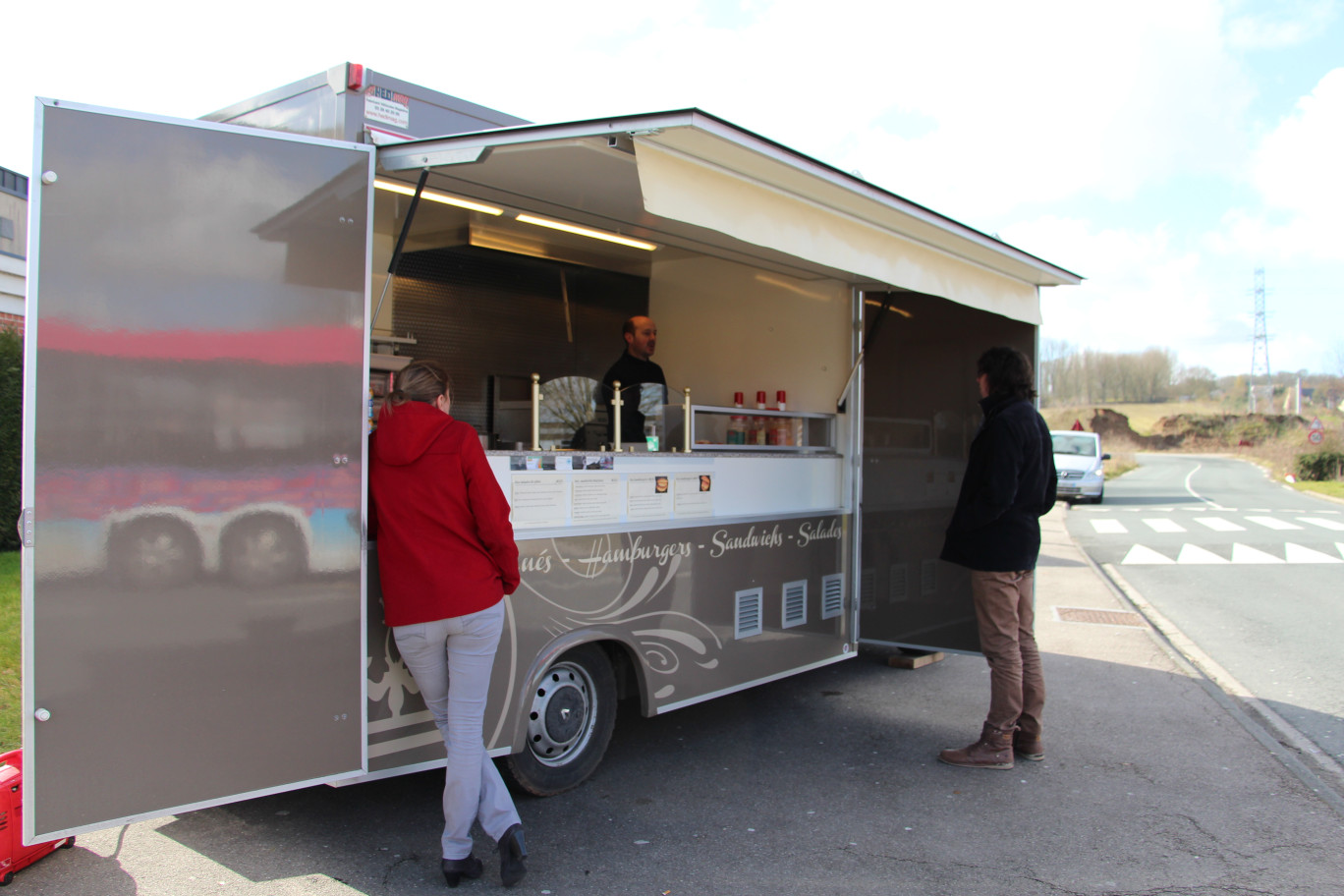 « David Mobailly dans son food truck ».