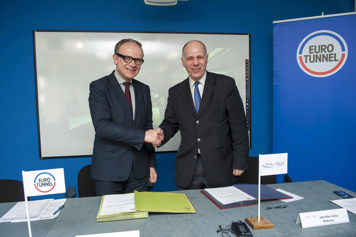 « (à gauche) Michel Boudoussier, directeur général de Groupe EuroTunnel et Jean-Marc Delion, délégué général de Railenium ».