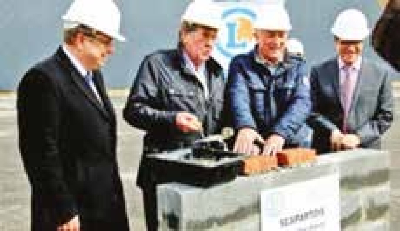 Lors de la pose de la première pierre, un moment d’émotion avec la présence de Jean Maurice, dirigeant fondateur de la coopérative Scapartois, qui tient la truelle avec bonheur.