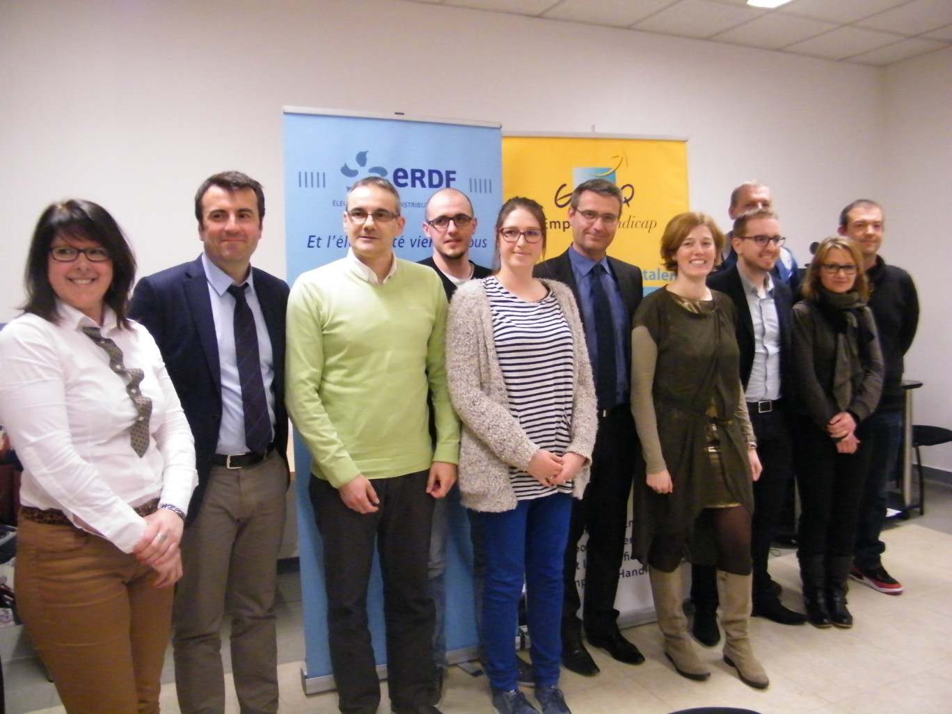 « Gérard Beauvois, président du GEIQ et Christophe Grosjean, délégué RH à ERDF et les personnes en contrat de professionnalisation ».
