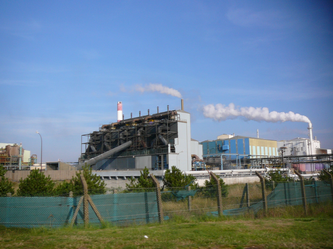 « L'usine calaisienne du groupe Huntsmann-Tioxide dans la zone des Dunes à Calais ».