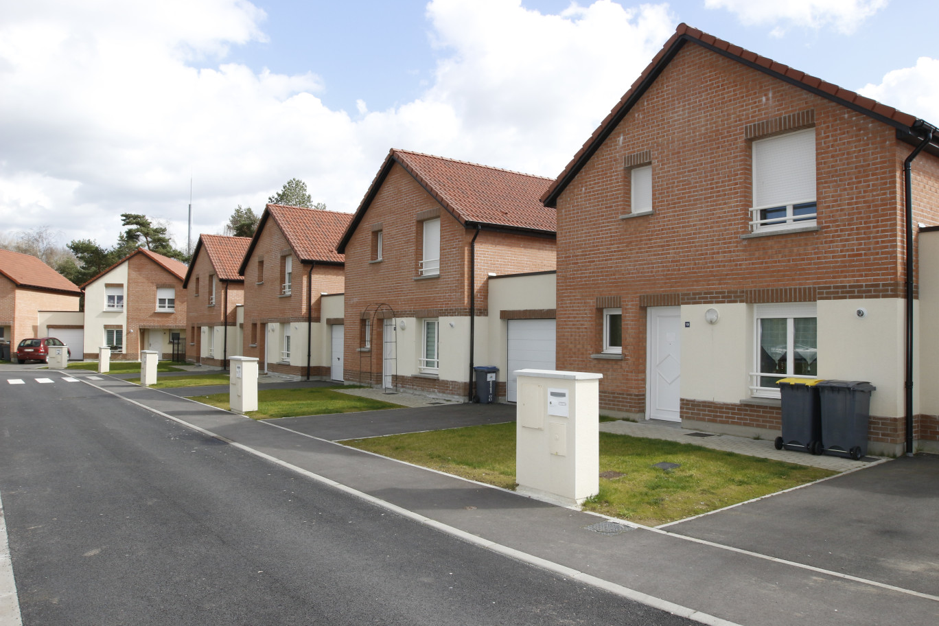 Une visite de plusieurs logements a permis aux élus de se rendre compte de la qualité des constructions, mais aussi de découvrir le nouveau visage de la résidence, beaucoup plus verte et agréable à vivre.