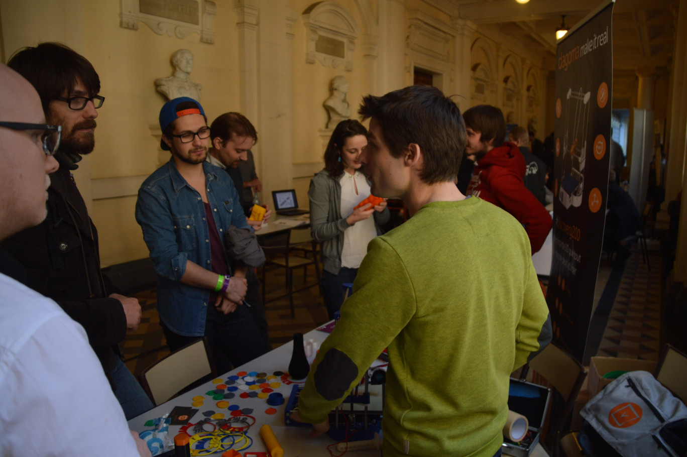 Les professionnels échangeaient avec les étudiants autour de stands mis en place pour l'occasion.