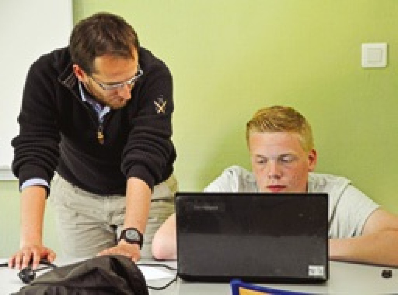 Thomas Bourghelle et le PDG de la mini-entreprise, Lucas Dedeken.
